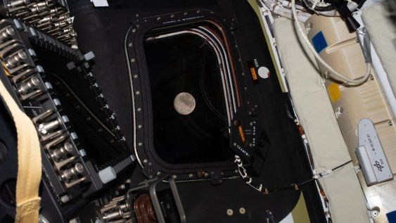 Imagen difundida por la NASA que muestra una vista de la Luna antes del sexto día de vuelo de la misión de Artemis II, que entra en su fase más importante este lunes, cuando los cuatro astronautas verán el lado más oculto de la Luna y superarán la distancia récord de más de 400.000 kilómetros en el espacio profundo desde la Tierra, lo que interrumpirá por un momento su comunicación con la NASA durante unos 40 minutos.