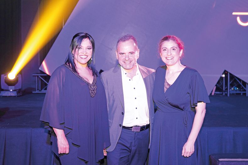 Gerenta de la Cámara de Anunciantes Norma Bueno y directivos de la CAU Horacio Urrutia y Flavia Torterolo