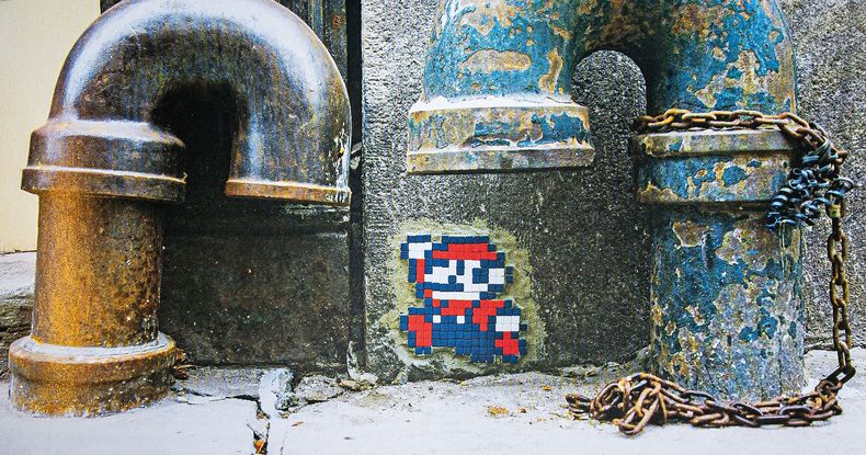 Mosaico, de Invader, artista francés que, inspirado en el antiguo videojuego Space Invade, ha cimentado sus mosaicos en 65 ciudades de los cinco continentes. Nueva York, Estados Unidos, 2007.