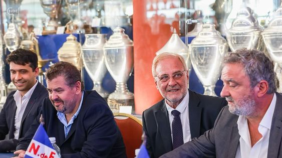 Flavio Perchman y Ricardo Vairo, ambos al centro, al asumir como vicepresidente y presidente de Nacional Flavio Perchman y Ricardo Vairo, ambos al centro, al asumir como vicepresidente y presidente de Nacional