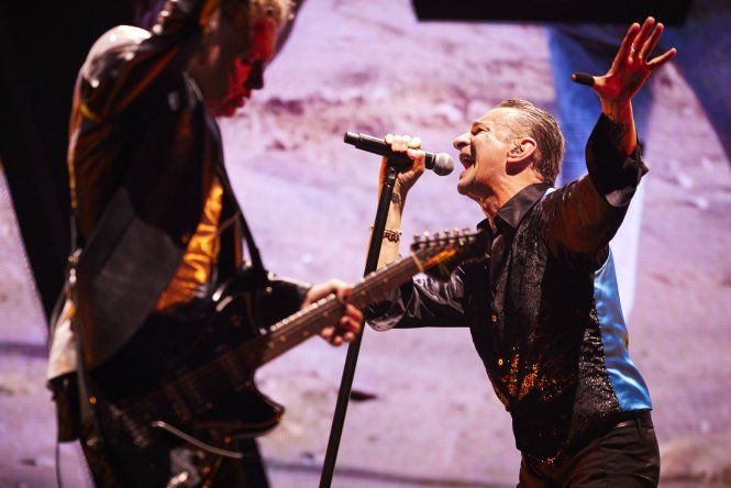 Depeche Mode durante un show de su gira Memento mori.
