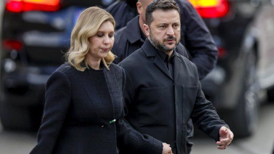 &nbsp;El presidente ucraniano Volodymyr Zelensky y la primera dama Olena Zelenska parten mientras el féretro del rey Harald V de Noruega es trasladado desde la catedral de Oslo hasta la fortaleza de Akershus tras el funeral, en Oslo, Noruega, el 9 de setiembre de 2026.