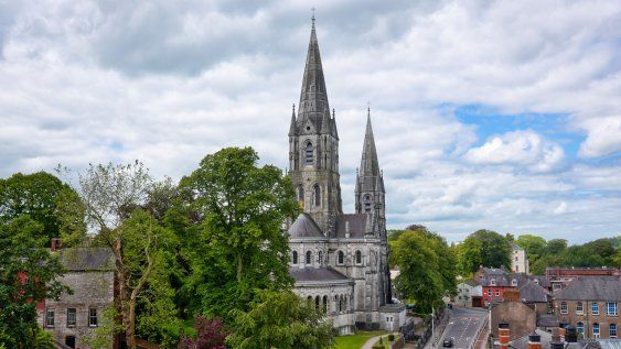 La catedral anglicana de St. Fin Barre’s, situada en el centro de la ciudad irlandesa de Cork, fue diseñada por William Burges y consagrada en 1870 La catedral anglicana de St. Fin Barre’s, situada en el centro de la ciudad irlandesa de Cork, fue diseñada por William Burges y consagrada en 1870