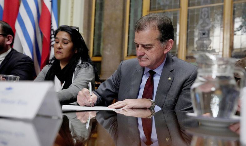 Senador Guido Manini Ríos durante el lanzamiento de la campaña de recolección de firmas. Foto: Javier Calvelo / adhocFOTOS