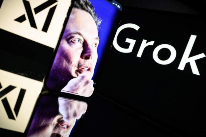 Pantallas con el logotipo de Grok, y su dueño, Elon Musk.