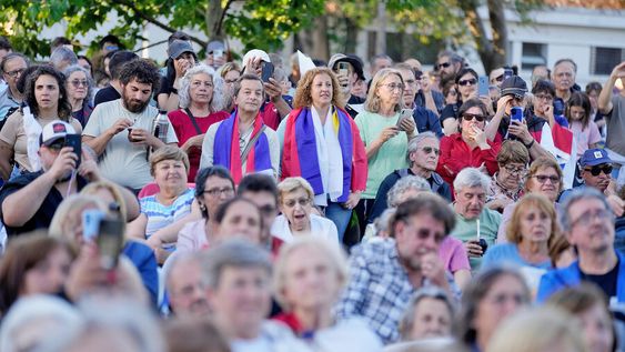 Militantes del Frente Amplio después del plenario que aprobó cuatro precandidaturas para las internas. Foto: Javier Calvelo / adhocFOTOS