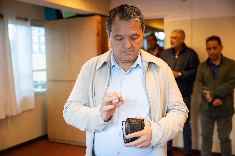 Roque García, candidato a Intendente de Montevideo por la Coalición Republicana, vota en el Colegio Punta Carretas