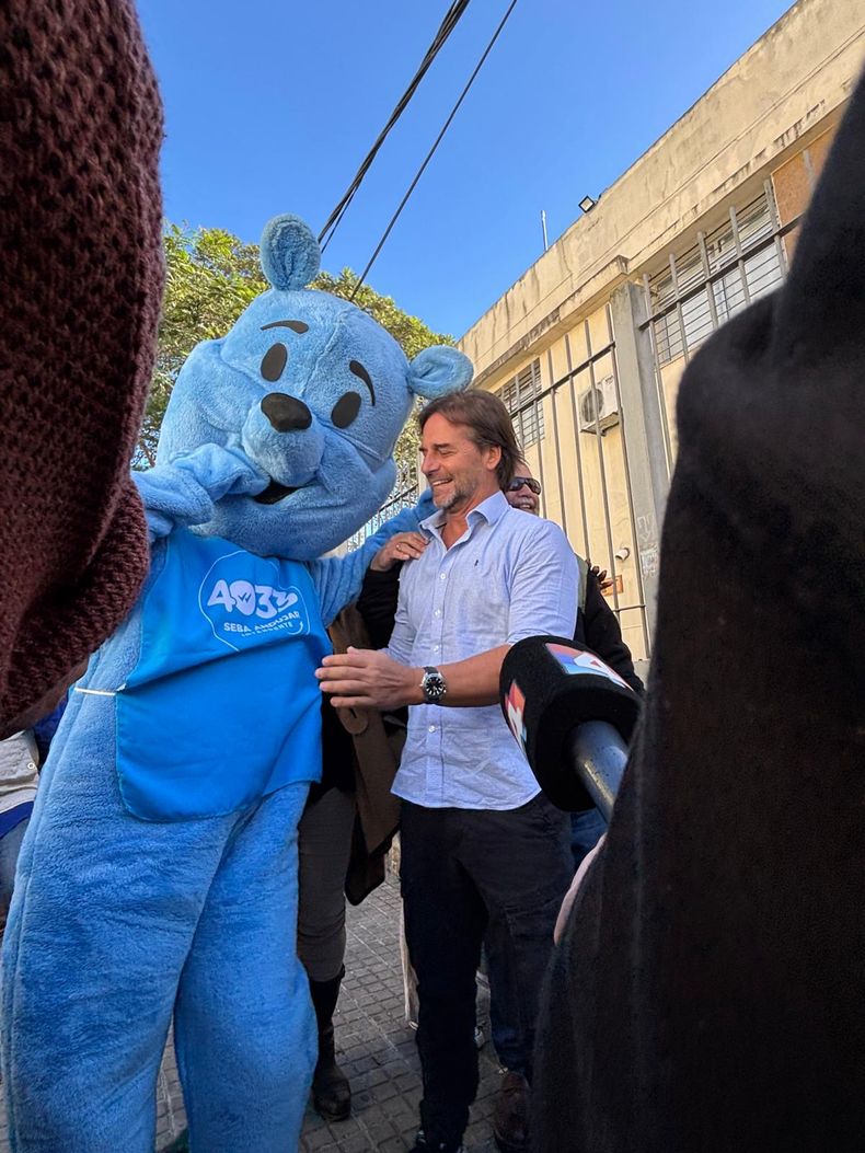 Incluso con la presencia de un hombre disfrazado de oso estilo Winnie Pooh que formaba parte de la campaña de un candidato local