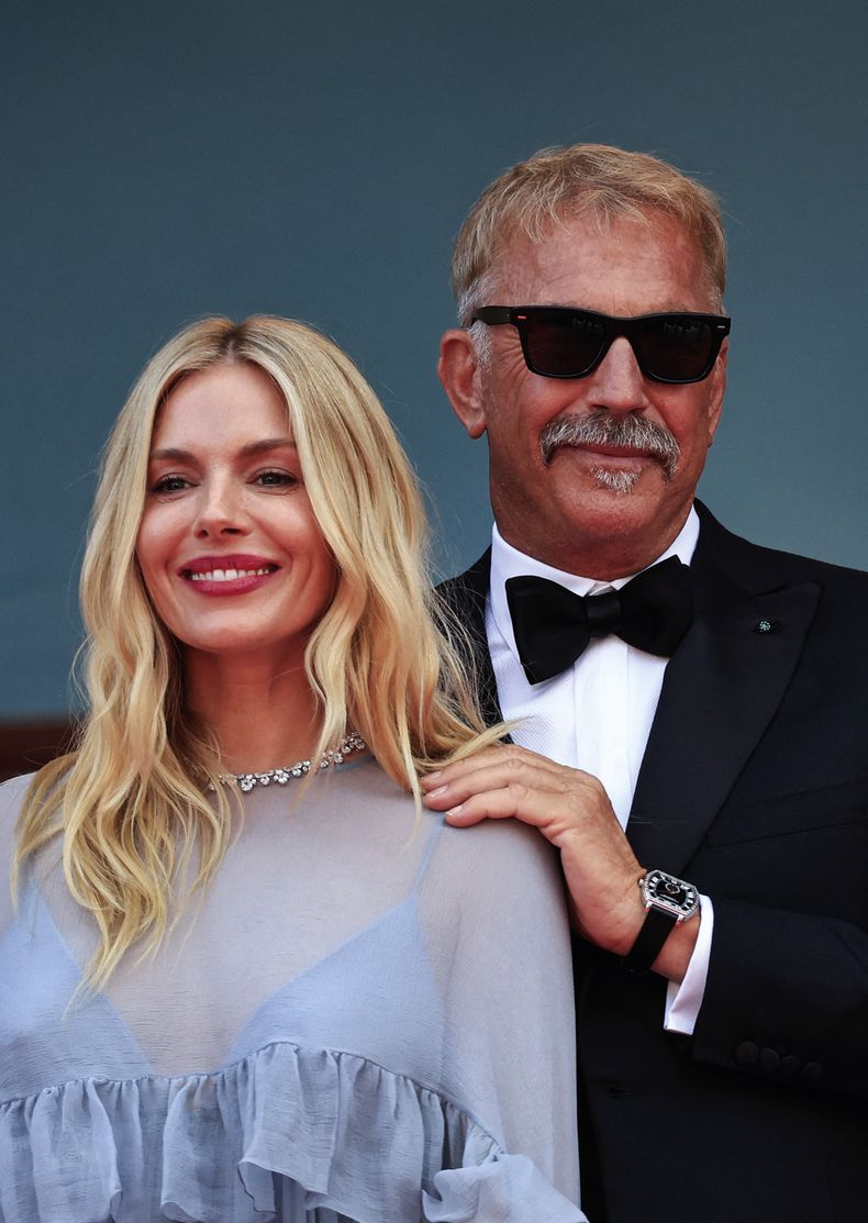 La actriz británico-estadounidense Sienna Miller posó junto a Kevin Costner, director de Horizon: An American Saga, uno de los títulos más ovacionados de la 77ª edición del Festival de Cine de Cannes. Foto: Valery Hache, AFP