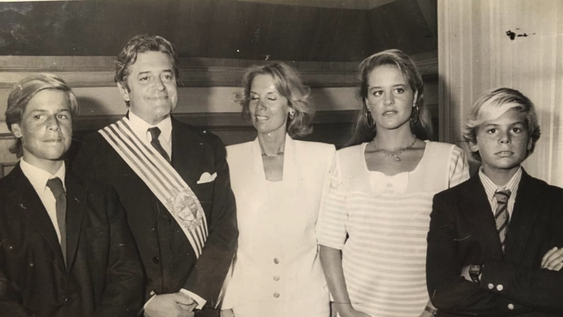 Luis Lacalle Herrera, recién investido presidente, y Julia Pou con sus tres hijos, Juan José, Pilar y Luis Luis Lacalle Herrera, recién investido presidente, y Julia Pou con sus tres hijos, Juan José, Pilar y Luis