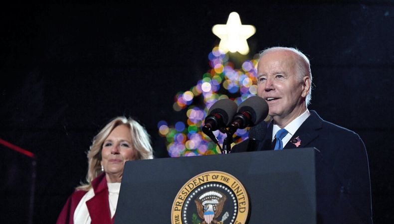 El presidente estadounidense Joe Biden, acompañado de la primera dama, Jill Biden, dio el discurso inaugural en el Desfile de Encendido del Árbol Nacional de Navidad. AFP