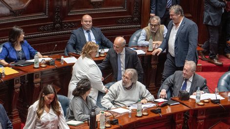 El senador Javier García saluda a la ministra de Defensa, Sandra Lazo, al inicio de la interpelación parlamentaria el miércoles 10