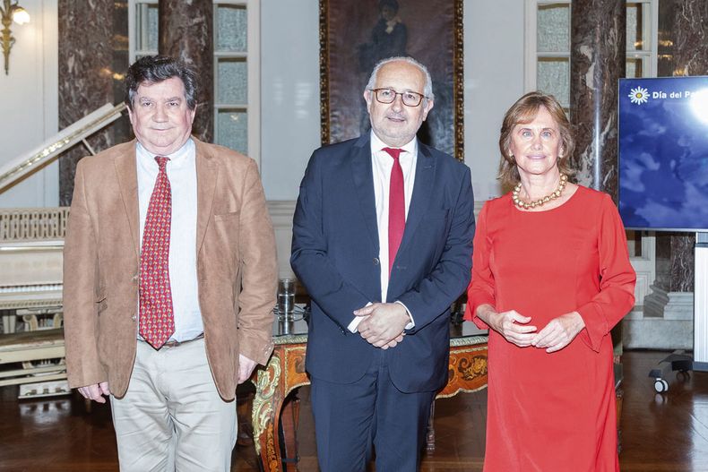 Director de la Comisión del Patrimonio William Rey, ministro de Educación Pablo da Silveira y enóloga Estela de Frutos