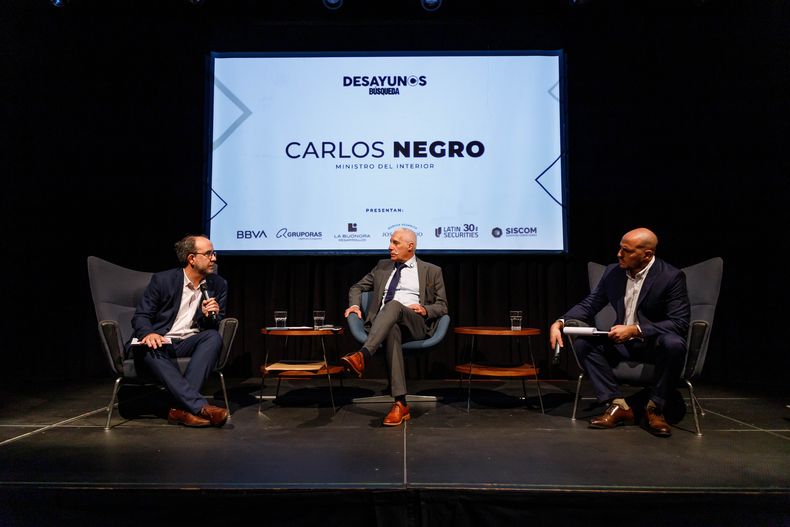 Director periodístico de Búsqueda Andrés Danza, ministro del Interior Carlos Negro y periodista de política de Búsqueda Juan Pittaluga.