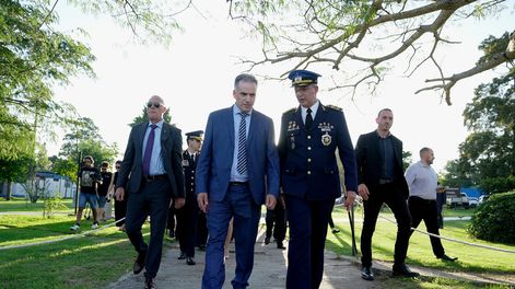 José Manuel Azambuya, director de la Policía Nacional, junto al presidente Yamandú Orsi