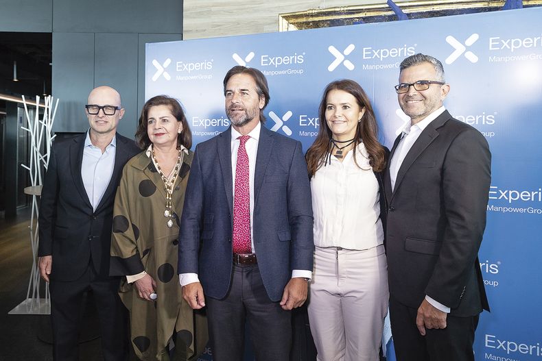 CFO de ManpowerGroup Latam Gonzalo Giordano, presidenta de ManpowerGroup Latam Mónica Flores, presidente de la República Luis Lacalle Pou, country manager de ManpowerGroup Uruguay Inés Arrospide y director de ManpowerGroup para Perú, Chile, Paraguay y Uruguay Marco Nicoli.