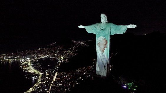 El Cristo Redendor iluminado con una imagen del papa Francisco para pedir por la salud del sumo pontífice, en Río de Janeiro. El Cristo Redendor iluminado con una imagen del papa Francisco para pedir por la salud del sumo pontífice, en Río de Janeiro.