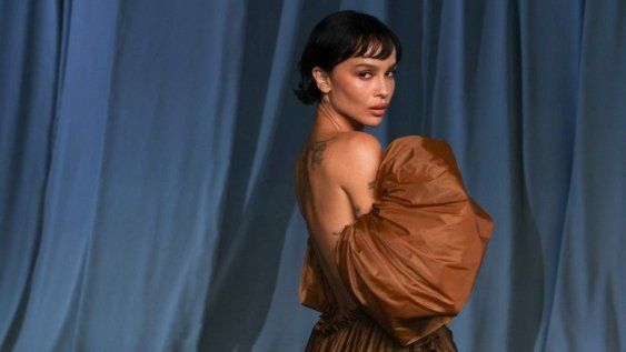 Zoë Kravitz lució un voluminoso vestido de la pasarela de primavera de 2026 de Saint Laurent con mangas abullonadas.