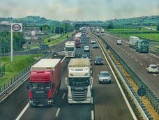 Tráfico de camiones en una carretera de Estados Unidos. Tráfico de camiones en una carretera de Estados Unidos.