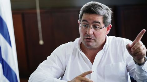 Presidente de ASSE, Leonardo Cipriani, durante la entrevista con Búsqueda Foto: Javier Calvelo / adhocFOTOS