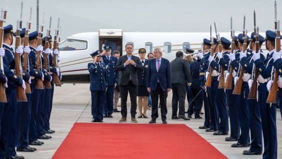 Yamandú Orsi a su llegada a Chile para participar de la cumbre “Democracia siempre” Yamandú Orsi a su llegada a Chile para participar de la cumbre “Democracia siempre”