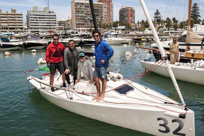 Enrique Schickendantz, Nicolás Parodi, Pedro Garra y Juan Ignacio Regusci, en el barco ANB