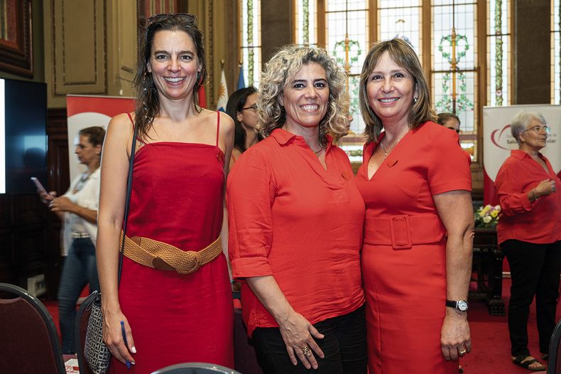 María José Ayres, de Roche, rodeada por Melina Herrera y Carolina Artucio, de la Comisión Honoraria para la Salud Cardiovascular