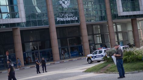 Celebración por el 194° aniversario de la Policía Nacional en la plaza Independencia de Montevideo, en diciembre de 2023