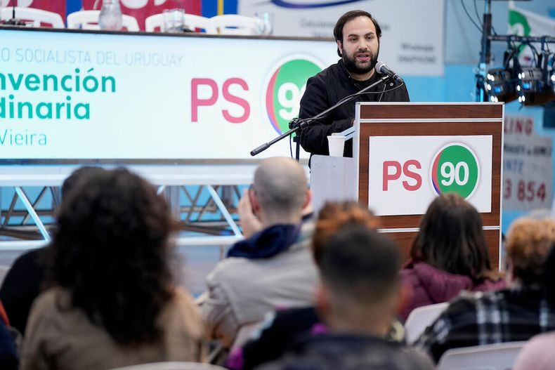 Gonzalo Civila en la apertura del XVII Convención Ordinaria del Partido Socialista en el Club Cordón de Montevideo. Foto: Javier Calvelo / adhocFOTOS