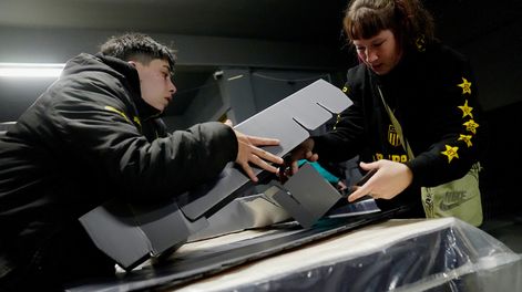Voluntarios preparan camas de refugio en el Palacio Peñarol