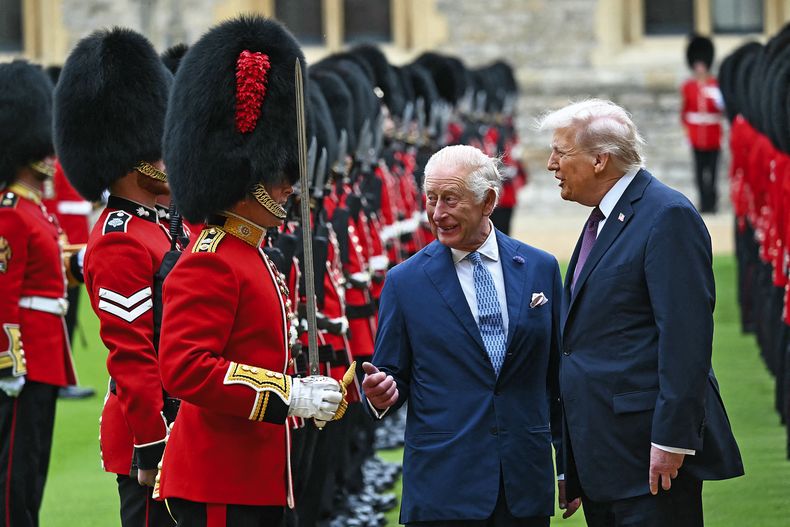 El rey Carlos III y el presidente de Estados Unidos, Donald Trump, inspeccionan la guardia de honor durante el ceremonial de bienvenida en el Castillo de Windsor.