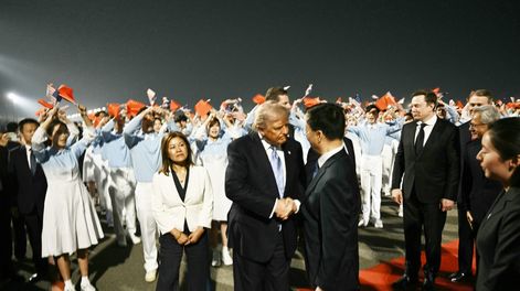 Donald Trump es recibido por el vicepresidente chino Han Zheng mientras el director ejecutivo de SpaceX, Twitter y el fabricante de automóviles eléctricos Tesla, Elon Musk, observa en el Aeropuerto Internacional de Pekín el 13 de mayo de 2026.