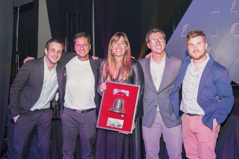 Mauricio Minchilli, José Pablo Trinajstich, María José Caponi y Mario Taglioretti, de Publicis Impetu, y Juan Roldós, Agencia del Año en la Campana de Oro