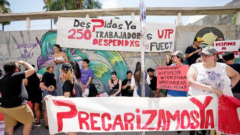 Concentración de trabajadores de PedidosYa en la puerta del Ministerio de Trabajo en Montevideo. Foto: Javier Calvelo, adhocFOTOS