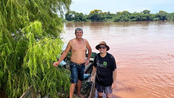 Luis do Santos (derecha) junto a su amigo el Gato, en el río Uruguay Luis do Santos (derecha) junto a su amigo el Gato, en el río Uruguay