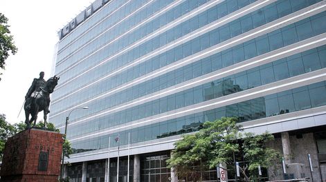 Sede de la Dirección General Impositiva. Foto: Javier Calvelo / adhocFOTOS