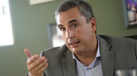 Pablo Ferreri durante la entrevista con Búsqueda. Foto: Javier Calvelo / adhocFOTOS