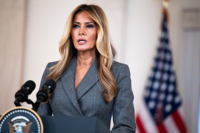 La primera dama de Estados Unidos, Melania Trump, pronuncia un discurso desde el vestíbulo principal de la Casa Blanca en Washington, D.C., EE. UU., el 9 de abril de 2026. La primera dama emitió un comunicado desde la Casa Blanca negando cualquier vínculo con Jeffrey Epstein.