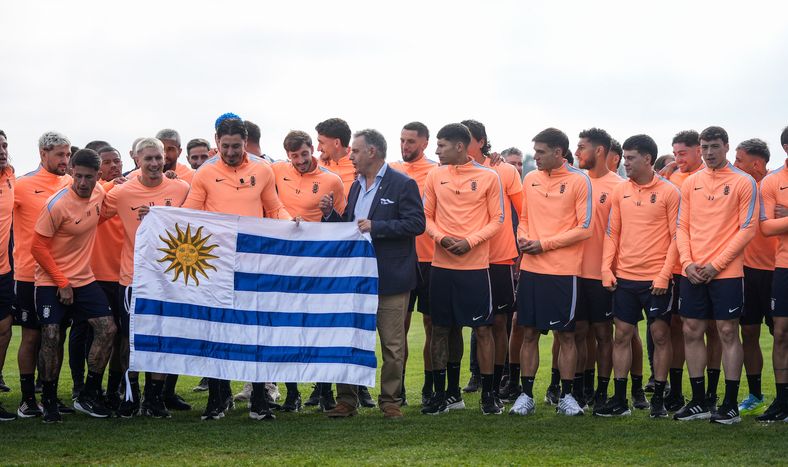 Antes de partir al Mundial 2026, la selección uruguaya de fútbol recibió el pabellón nacional de manos del presidente Yamandú Orsi.
