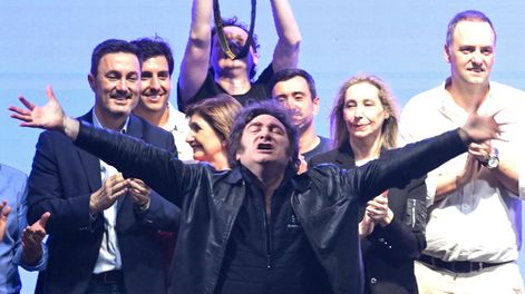 El presidente de Argentina, Javier Milei, reacciona durante el cierre de campaña del partido La Libertad Avanza este jueves, en Rosario (Argentina).&nbsp;