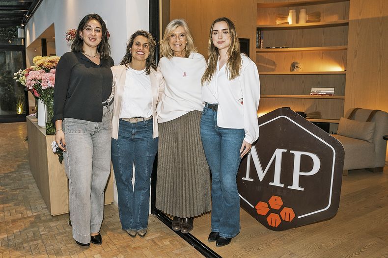 Asistente de Marketing Eugenia Carrau, gerenta de Marketing Amorina Baggi y asistente de Marketing Florencia Borgato rodean a la presidenta de la Fundación Clarita Berenbau Cristina Giuria de Berenbau.