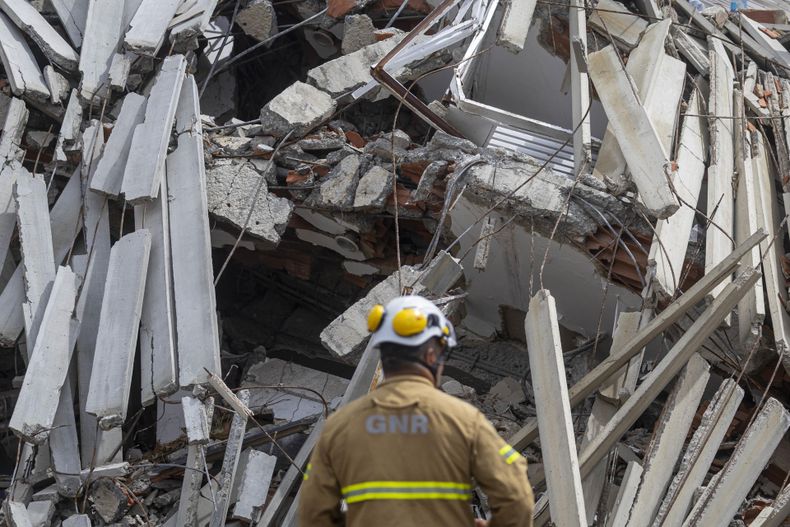 Un rescatista realiza labores de búsqueda en una zona un afectada por el doble terremoto del 24 de junio, este viernes, en Caraballeda, La Guaira (Venezuela).