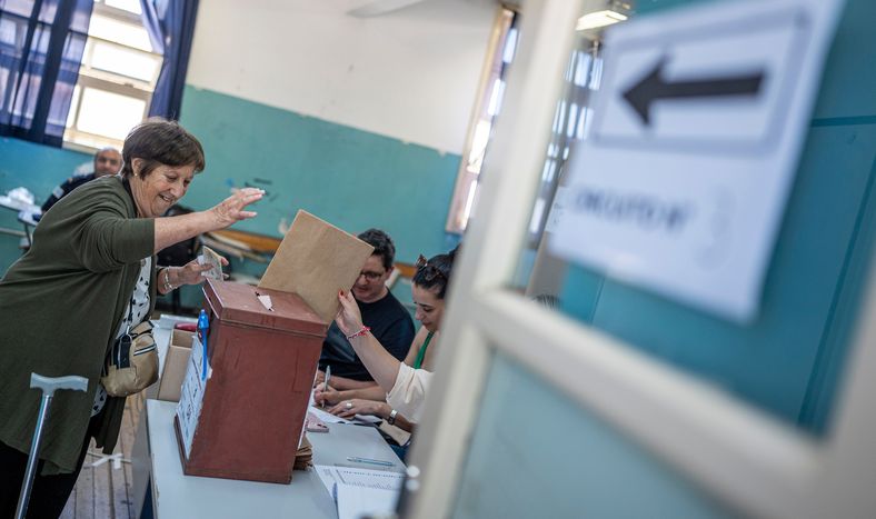 Durante la votación en elecciones presidenciales de segunda vuelta de Uruguay en el Liceo Tomás Berreta en la ciudad de Canelones