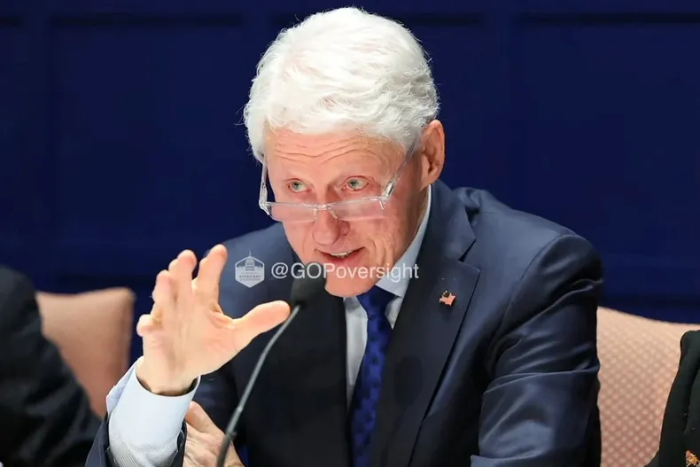 El expresidente estadounidense Bill Clinton testifica ante un panel del Congreso sobre sus vínculos con Jeffrey Epstein.