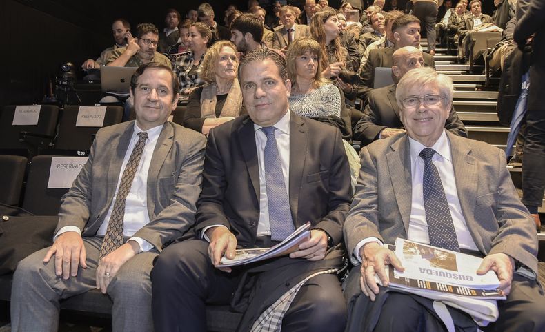 Embajador de Chile Rodrigo Hume, presidente del BROU Salvador Ferrer y ministro de Turismo Tabaré Viera