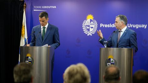 Pedro Sánchez y Yamandú Orsi durante la conferencia de prensa conjunta.&nbsp;