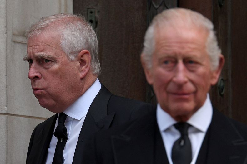 El expríncipe Andrés y el rey Carlos III en un evento de la realeza británica, setiembre 2025.