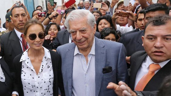 Vargas Llosa y Preysler, llegando a un restaurante en Arequipa, Perú, para celebrar los 81 años del escritor. AFP Vargas Llosa y Preysler, llegando a un restaurante en Arequipa, Perú, para celebrar los 81 años del escritor. AFP