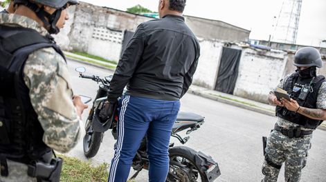 El Ministerio del Interior recomienda a sus policías que, al indagar a una persona, no asuman que es heterosexual