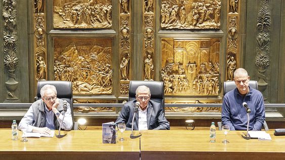 Los periodistas Ricardo Pineyrúa y Mario Bardanca rodean al extécnico Óscar Washington Tabárez Los periodistas Ricardo Pineyrúa y Mario Bardanca rodean al extécnico Óscar Washington Tabárez
